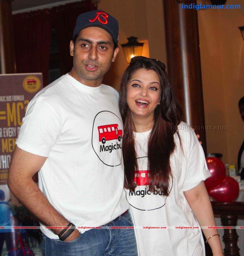 Abhishek And Aishwarya Celebrates Childrens Day Event hd photo