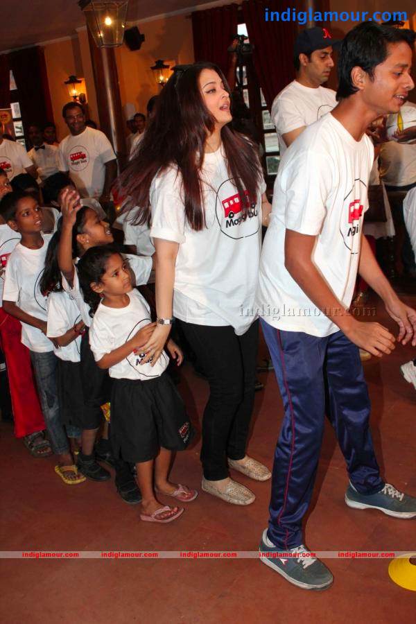 Abhishek And Aishwarya Celebrates Childrens Day Event hd photo