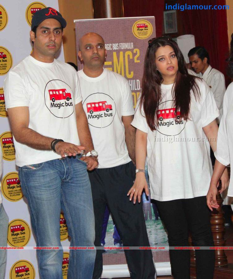 Abhishek And Aishwarya Celebrates Childrens Day Event hd photo