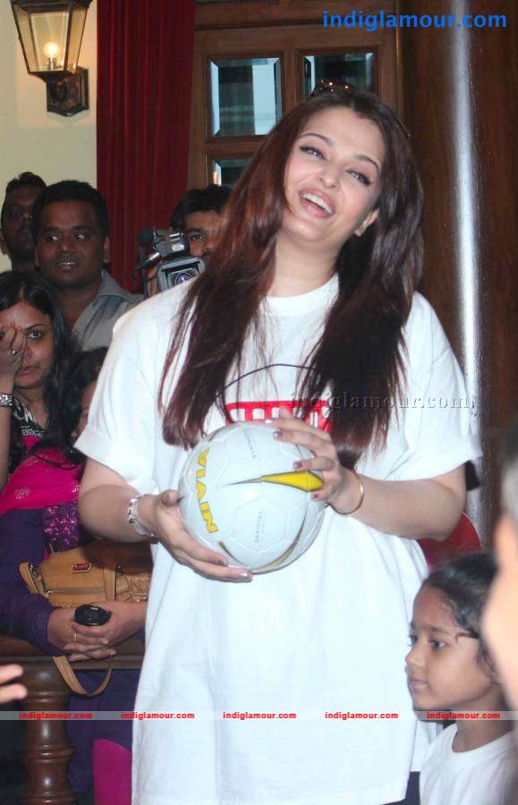 Abhishek And Aishwarya Celebrates Childrens Day Event hd photo