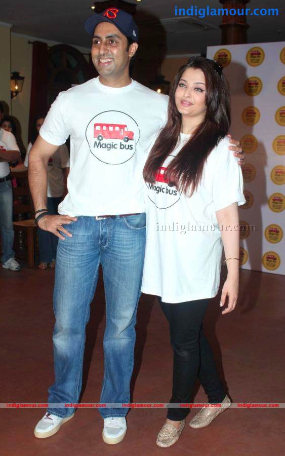 Abhishek And Aishwarya Celebrates Childrens Day Event hd photo