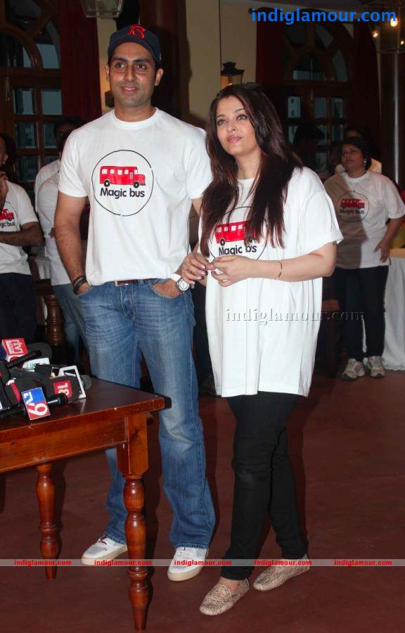 Abhishek And Aishwarya Celebrates Childrens Day Event hd photo