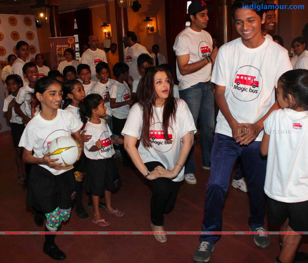 Abhishek And Aishwarya Celebrates Childrens Day Event hd photo