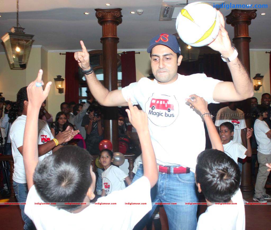 Abhishek And Aishwarya Celebrates Childrens Day Event hd photo
