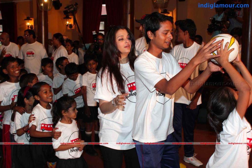 Abhishek And Aishwarya Celebrates Childrens Day Event hd photo