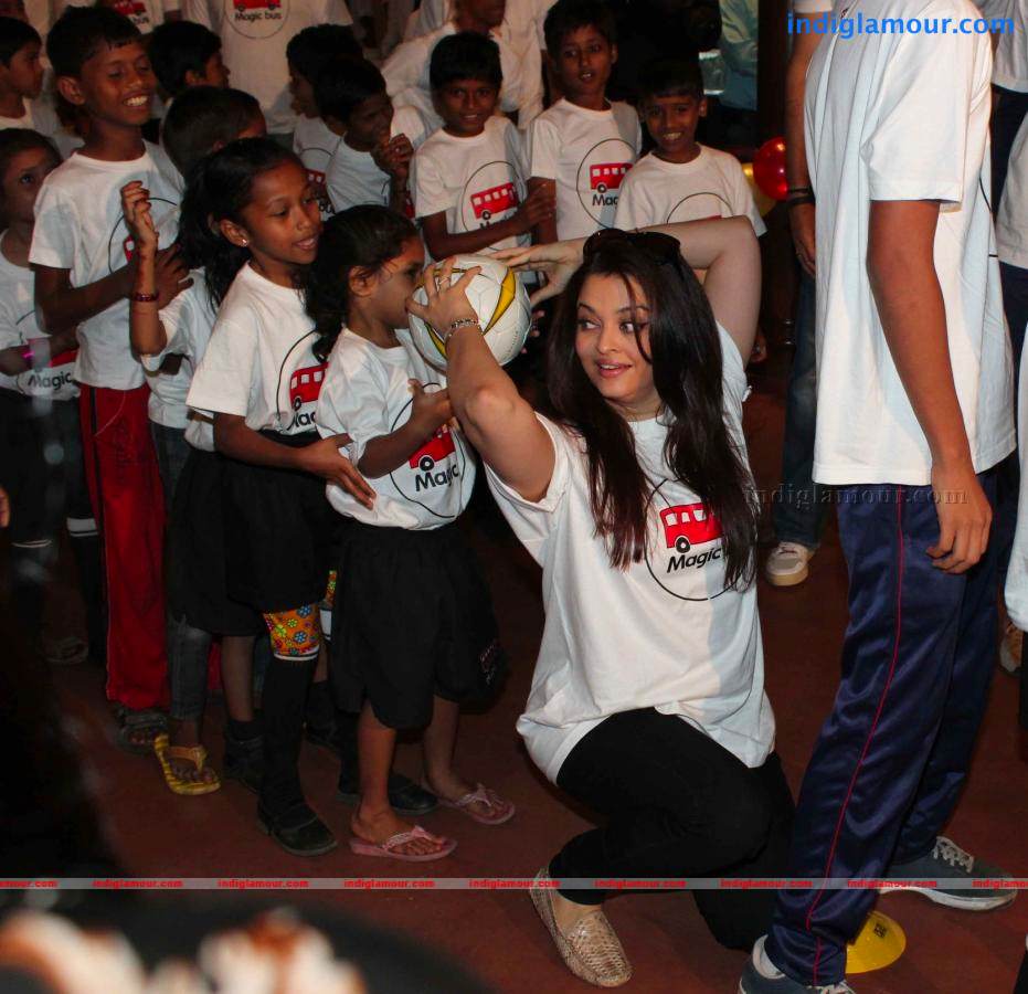 Abhishek And Aishwarya Celebrates Childrens Day Event hd photo