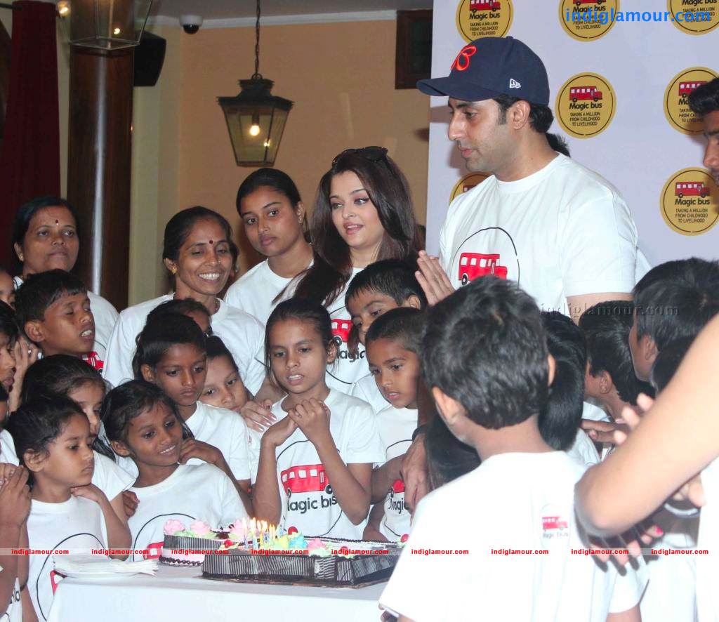 Abhishek And Aishwarya Celebrates Childrens Day Event hd photo