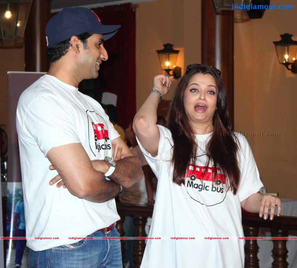 Abhishek And Aishwarya Celebrates Childrens Day Event hd photo