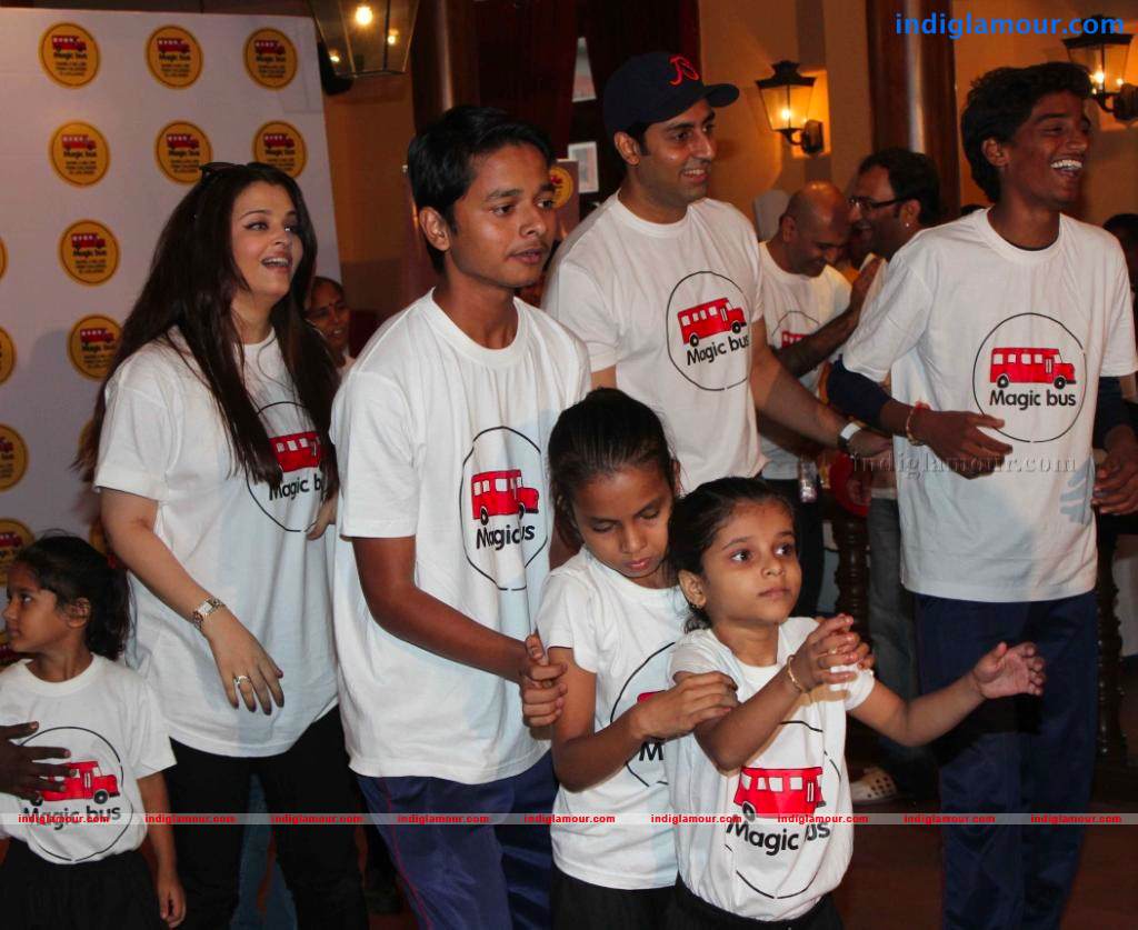 Abhishek And Aishwarya Celebrates Childrens Day Event hd photo