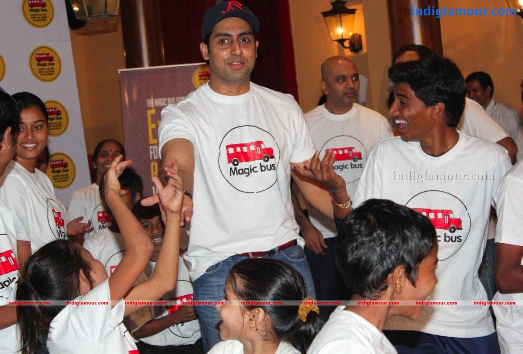 Abhishek And Aishwarya Celebrates Childrens Day Event hd photo