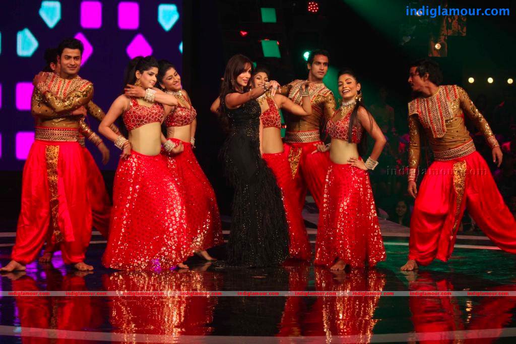 Jab Tak Hai Jaan Team On The Sets Of India's Got Talent Event hd photo