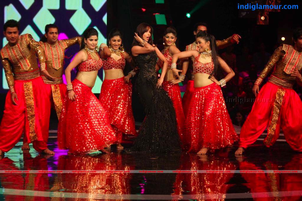 Jab Tak Hai Jaan Team On The Sets Of India's Got Talent Event hd photo