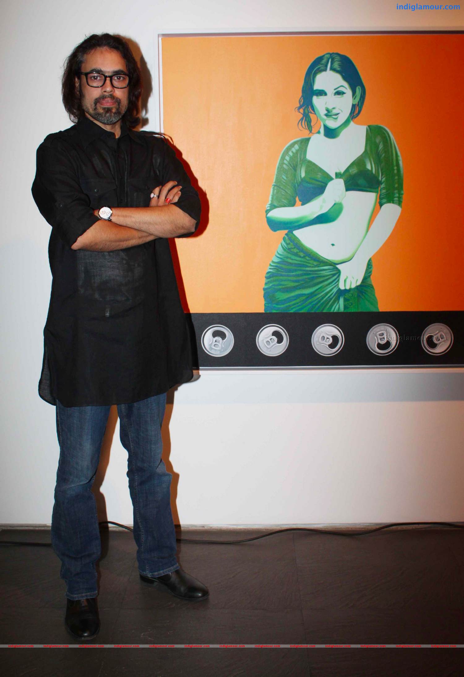 Vidya Balan At Vivek Sharma's Painting Exhibition Photos Event hd photo