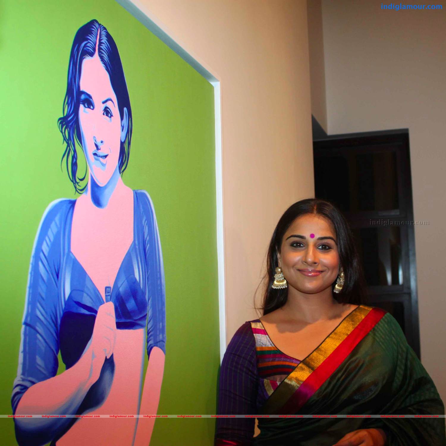Vidya Balan At Vivek Sharma's Painting Exhibition Photos Event hd photo