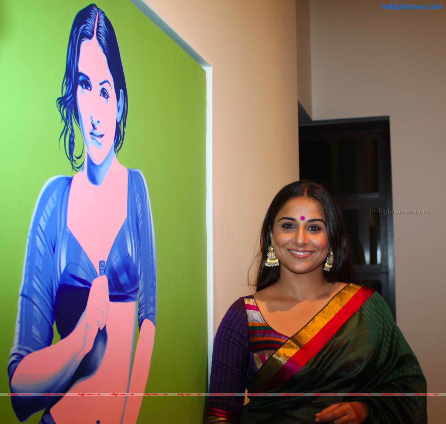 Vidya Balan At Vivek Sharma's Painting Exhibition Photos Event hd photo