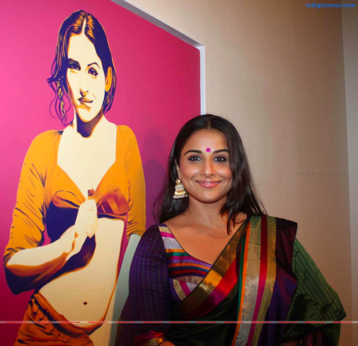 Vidya Balan At Vivek Sharma's Painting Exhibition Photos Event hd photo