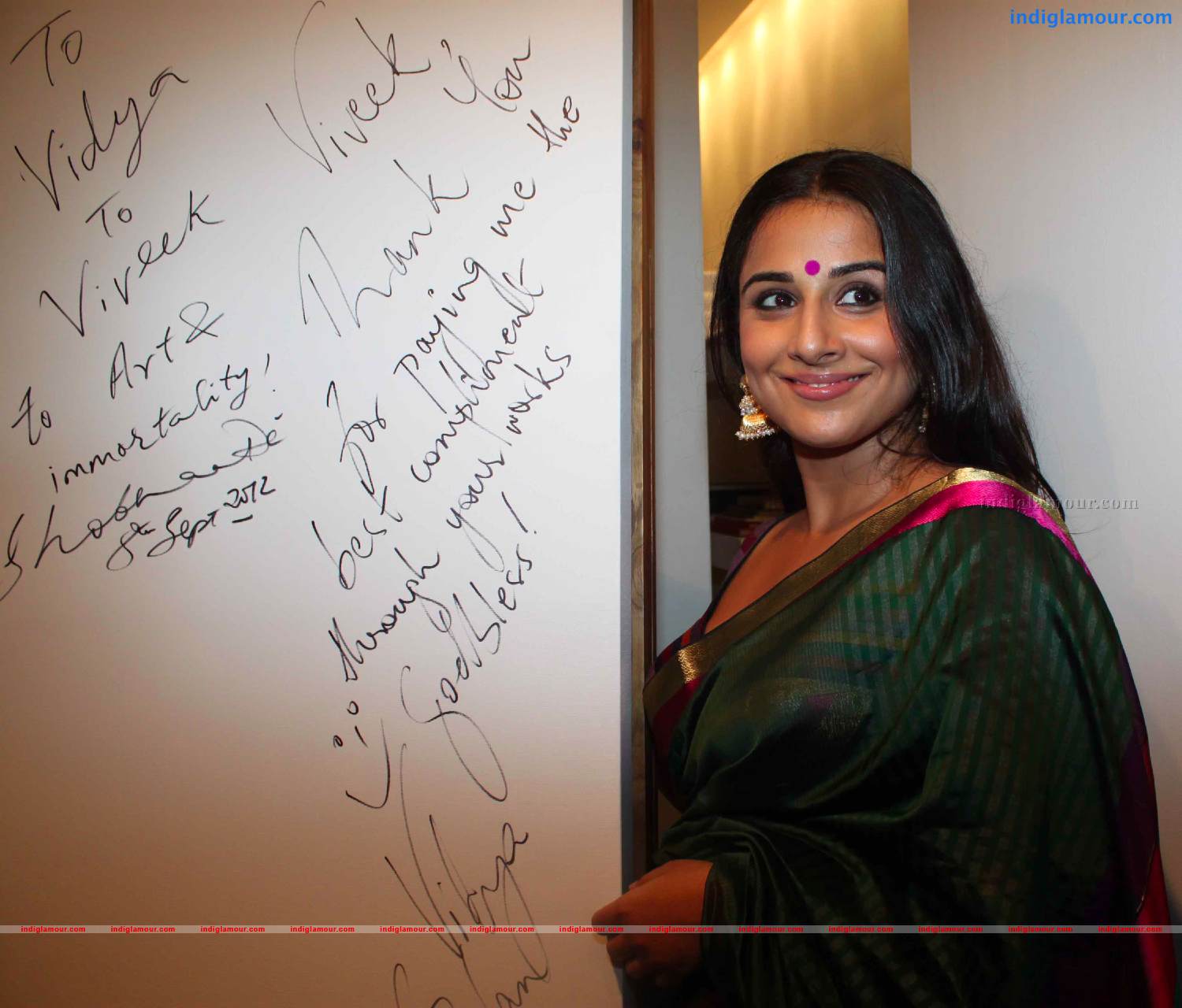 Vidya Balan At Vivek Sharma's Painting Exhibition Photos Event hd photo