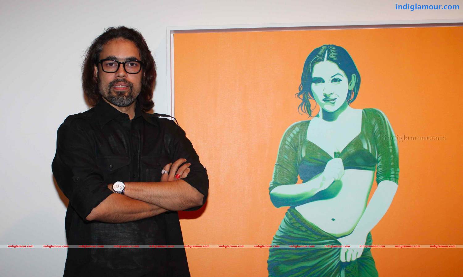 Vidya Balan At Vivek Sharma's Painting Exhibition Photos Event hd photo