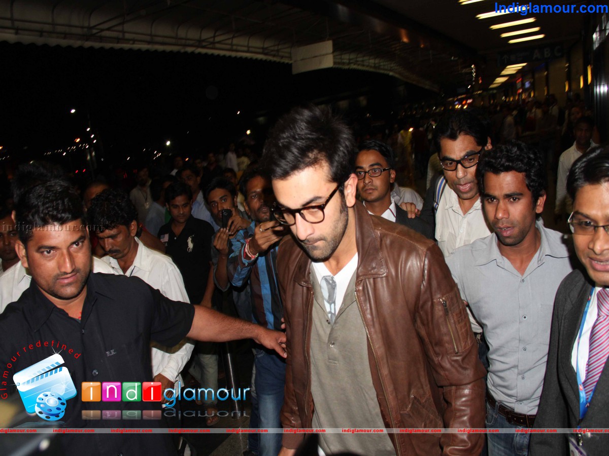 Ranbir Kapoor and Anushka Sharma Leaves For TOIFA Awards Event hd photo