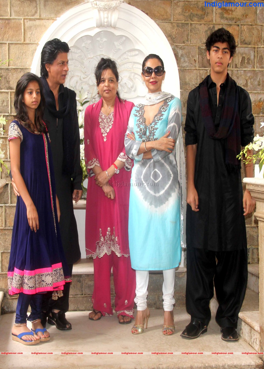 Sharukh Khan Celebrate Eid with Media Friends and Family Event hd photo