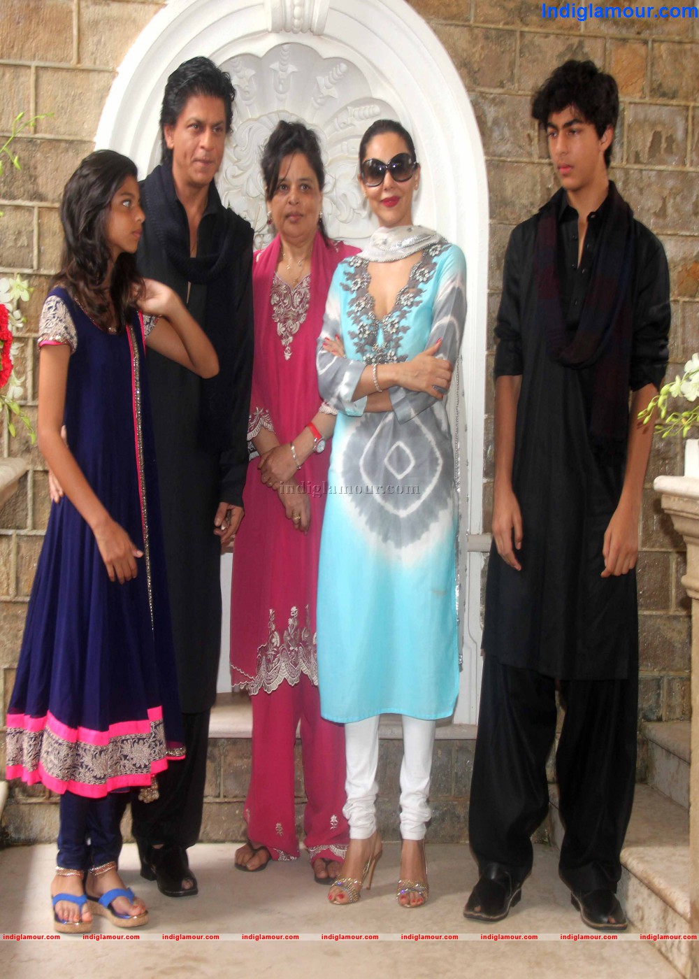 Sharukh Khan Celebrate Eid with Media Friends and Family Event hd photo