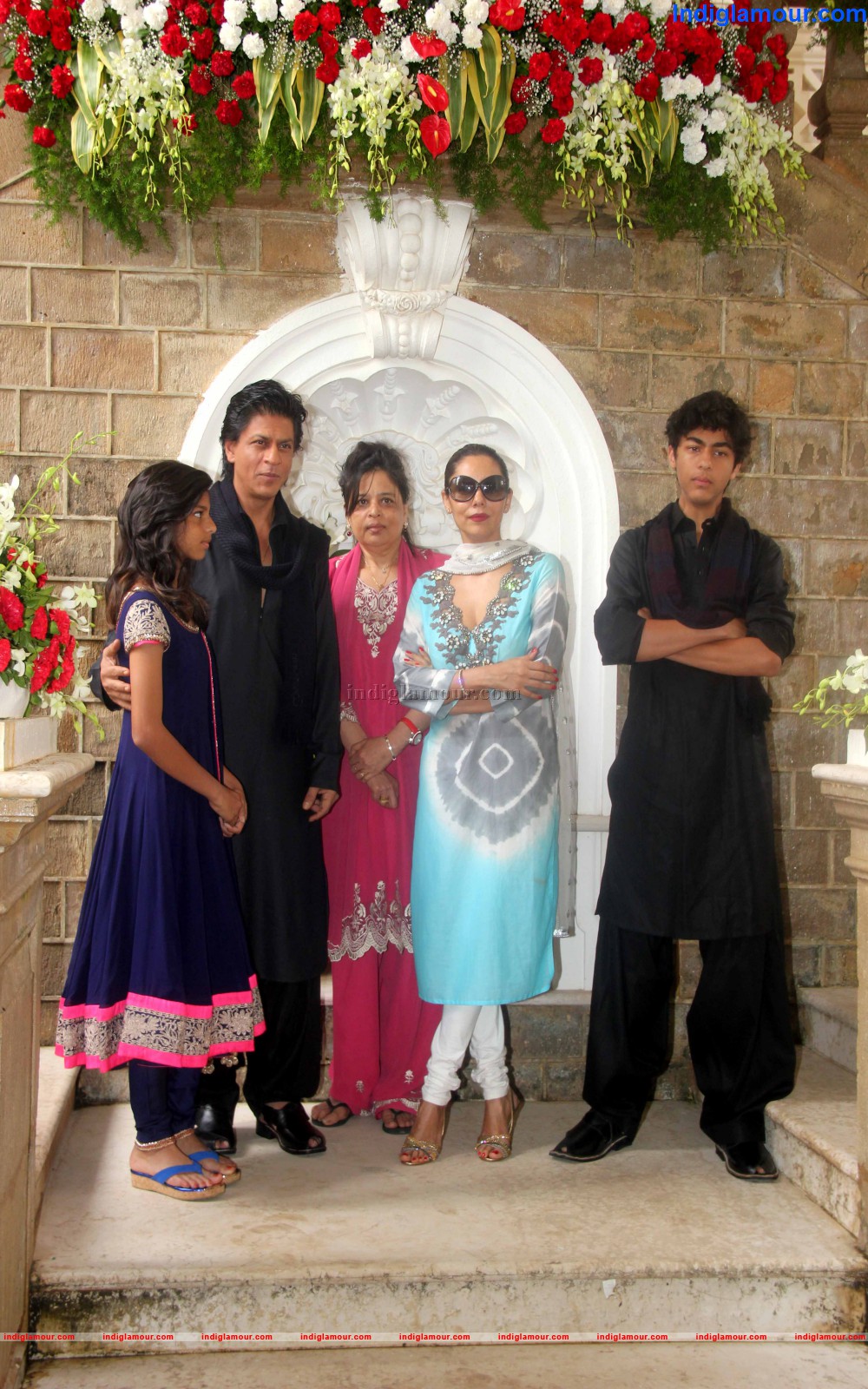 Sharukh Khan Celebrate Eid with Media Friends and Family Event hd photo