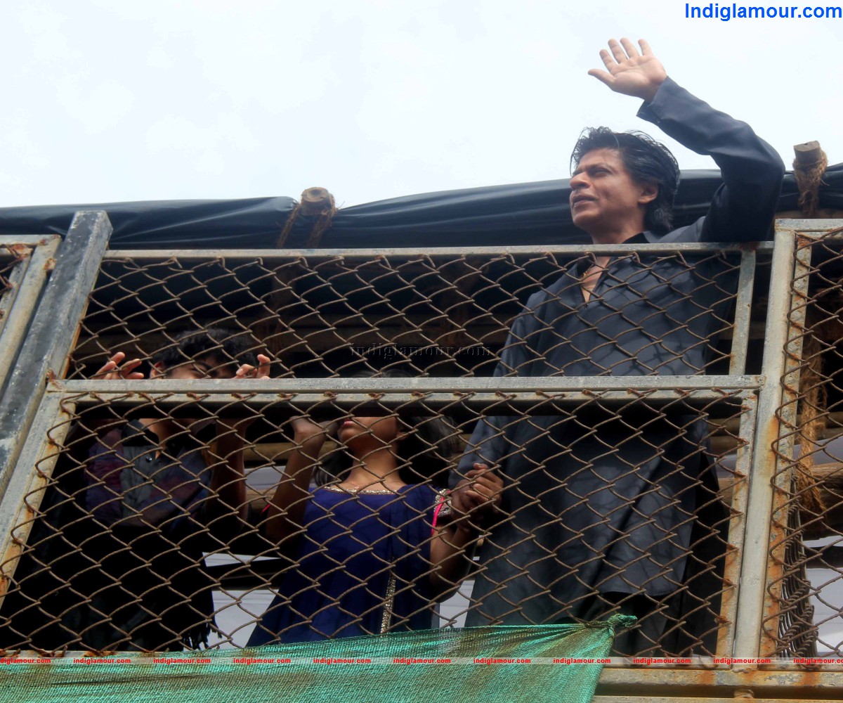 Sharukh Khan Celebrate Eid with Media Friends and Family Event hd photo
