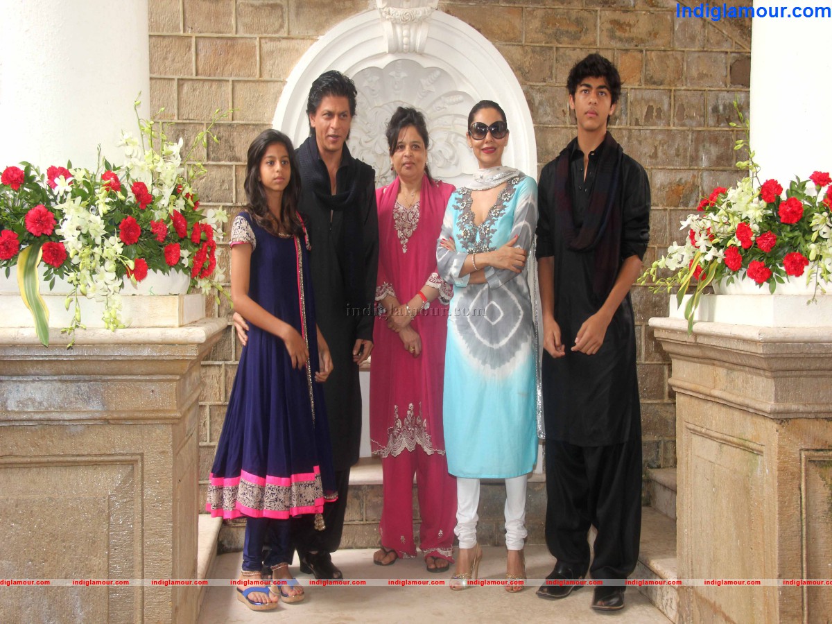 Sharukh Khan Celebrate Eid with Media Friends and Family Event hd photo