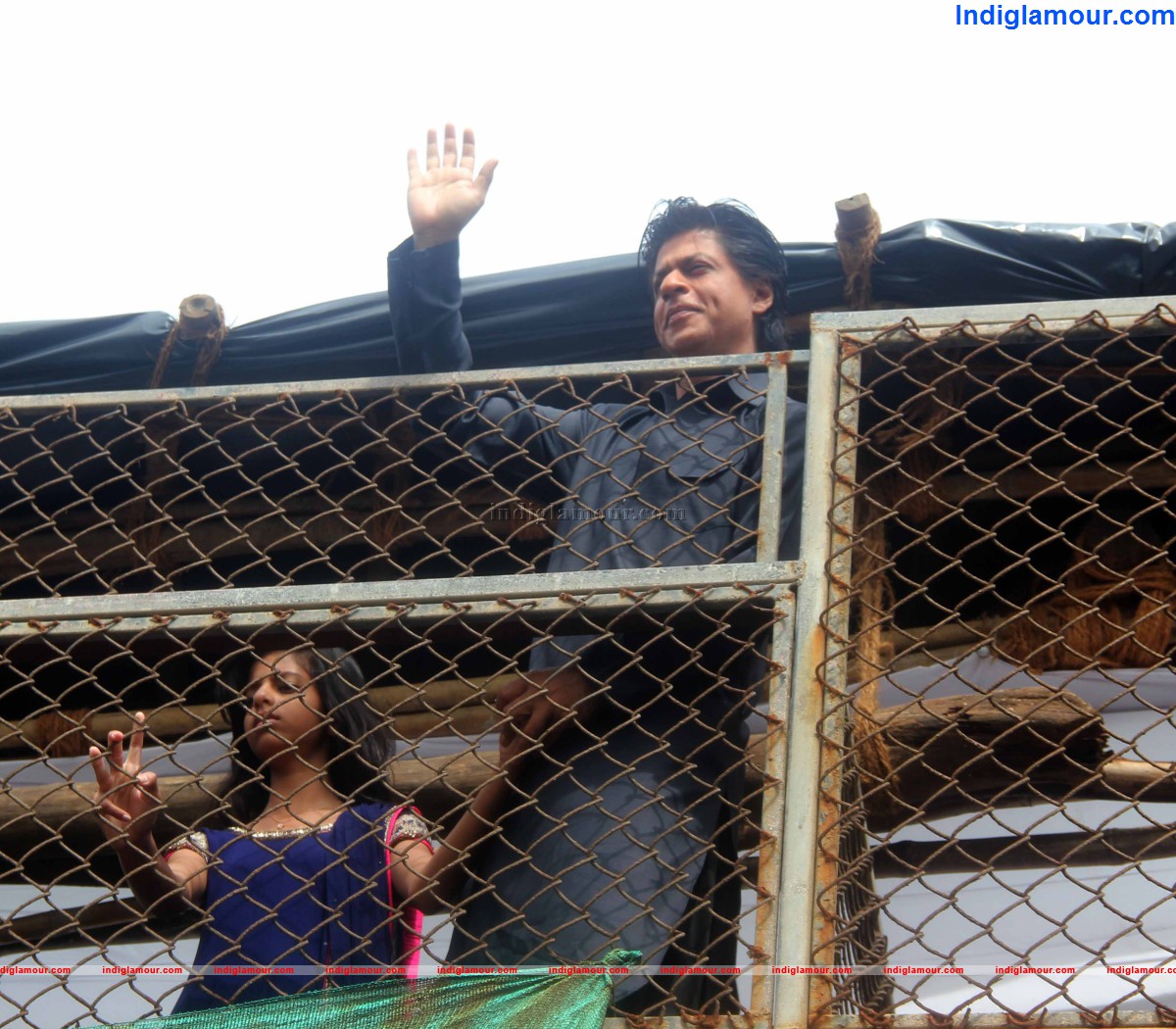Sharukh Khan Celebrate Eid with Media Friends and Family Event hd photo