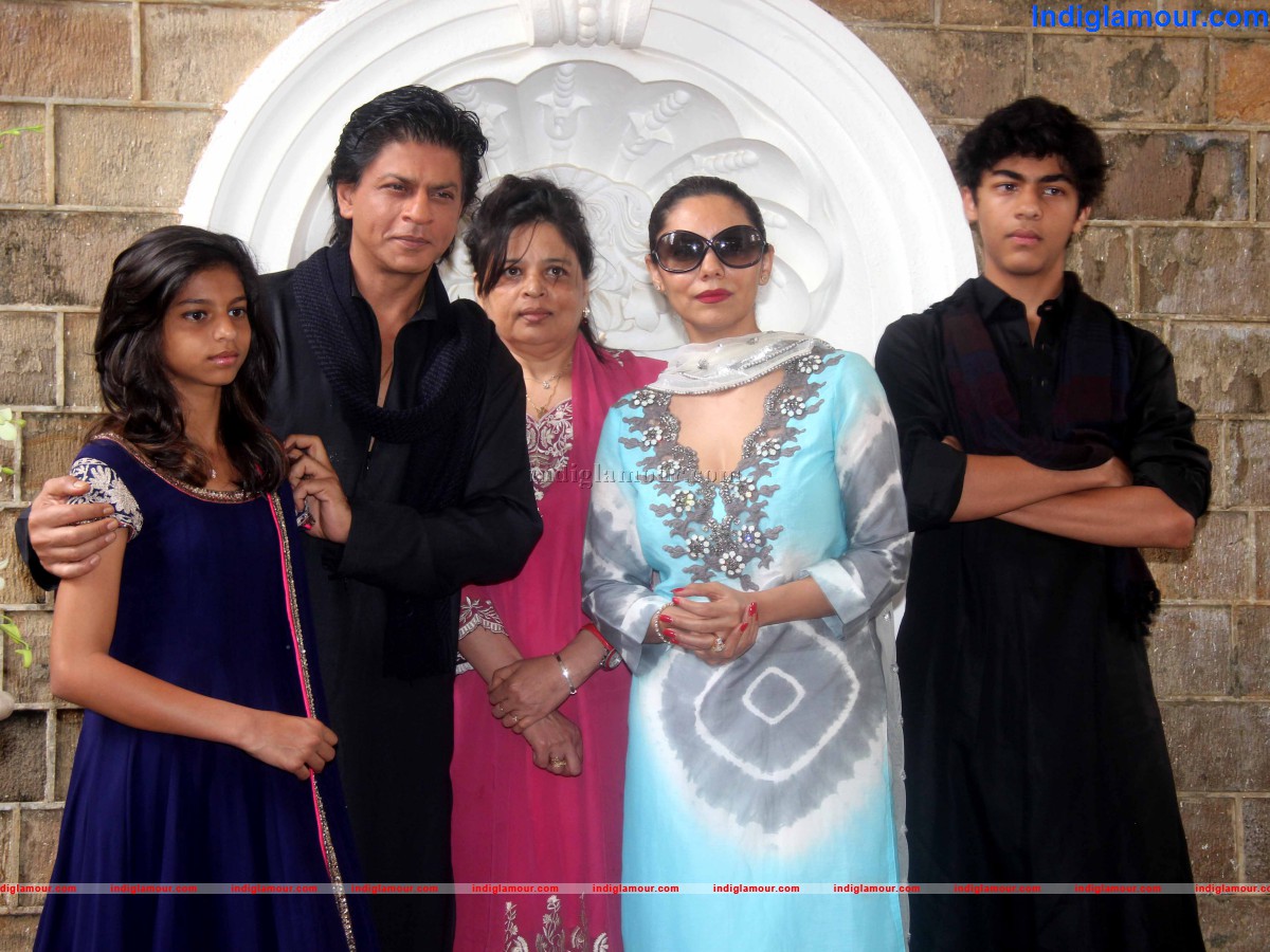 Sharukh Khan Celebrate Eid with Media Friends and Family Event hd photo