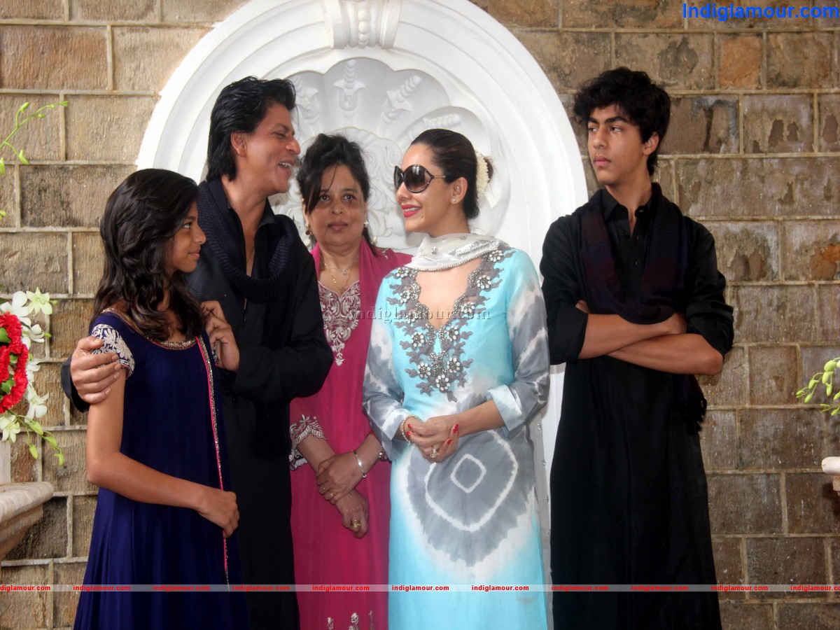 Sharukh Khan Celebrate Eid with Media Friends and Family Event hd photo
