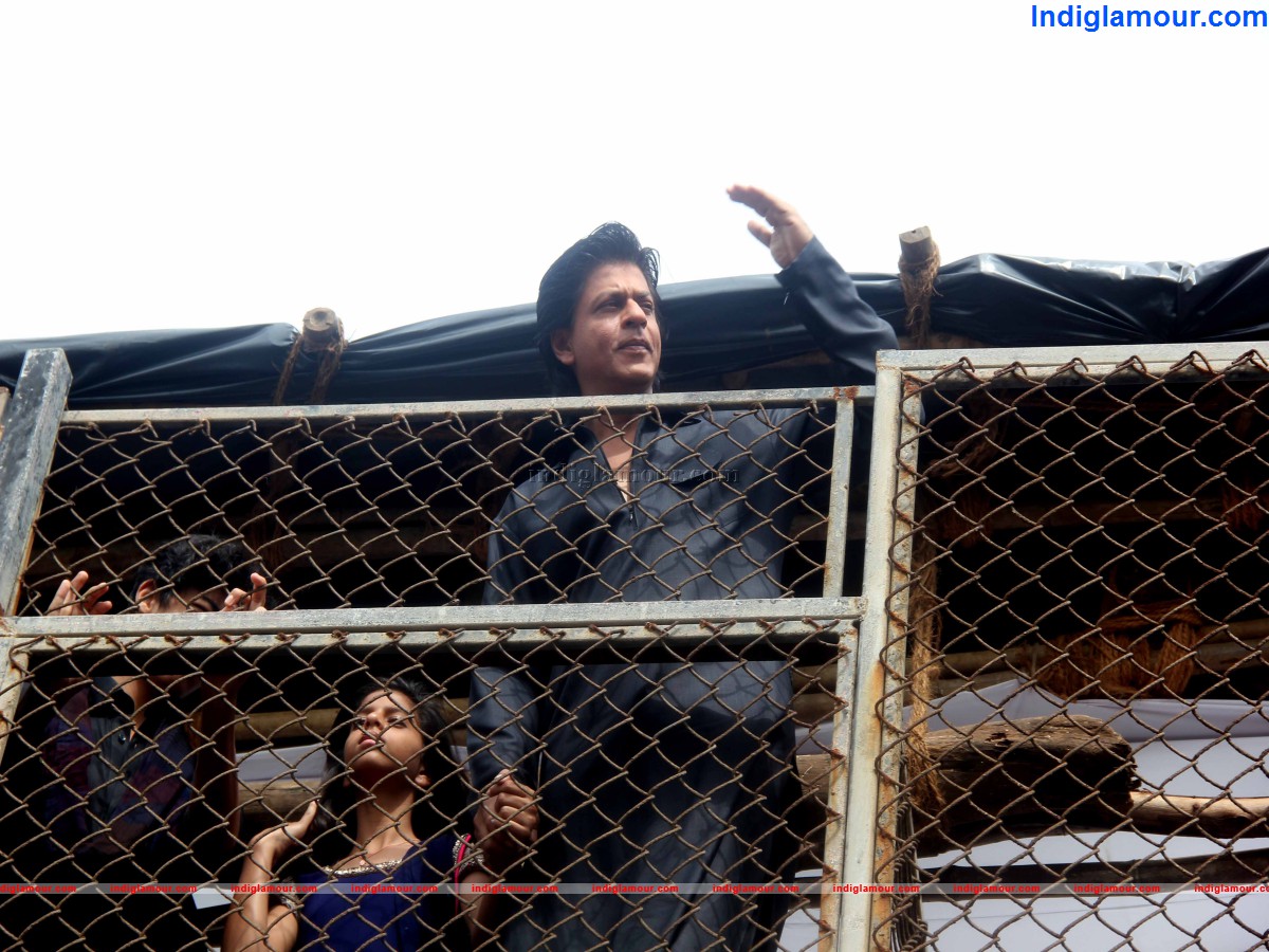 Sharukh Khan Celebrate Eid with Media Friends and Family Event hd photo