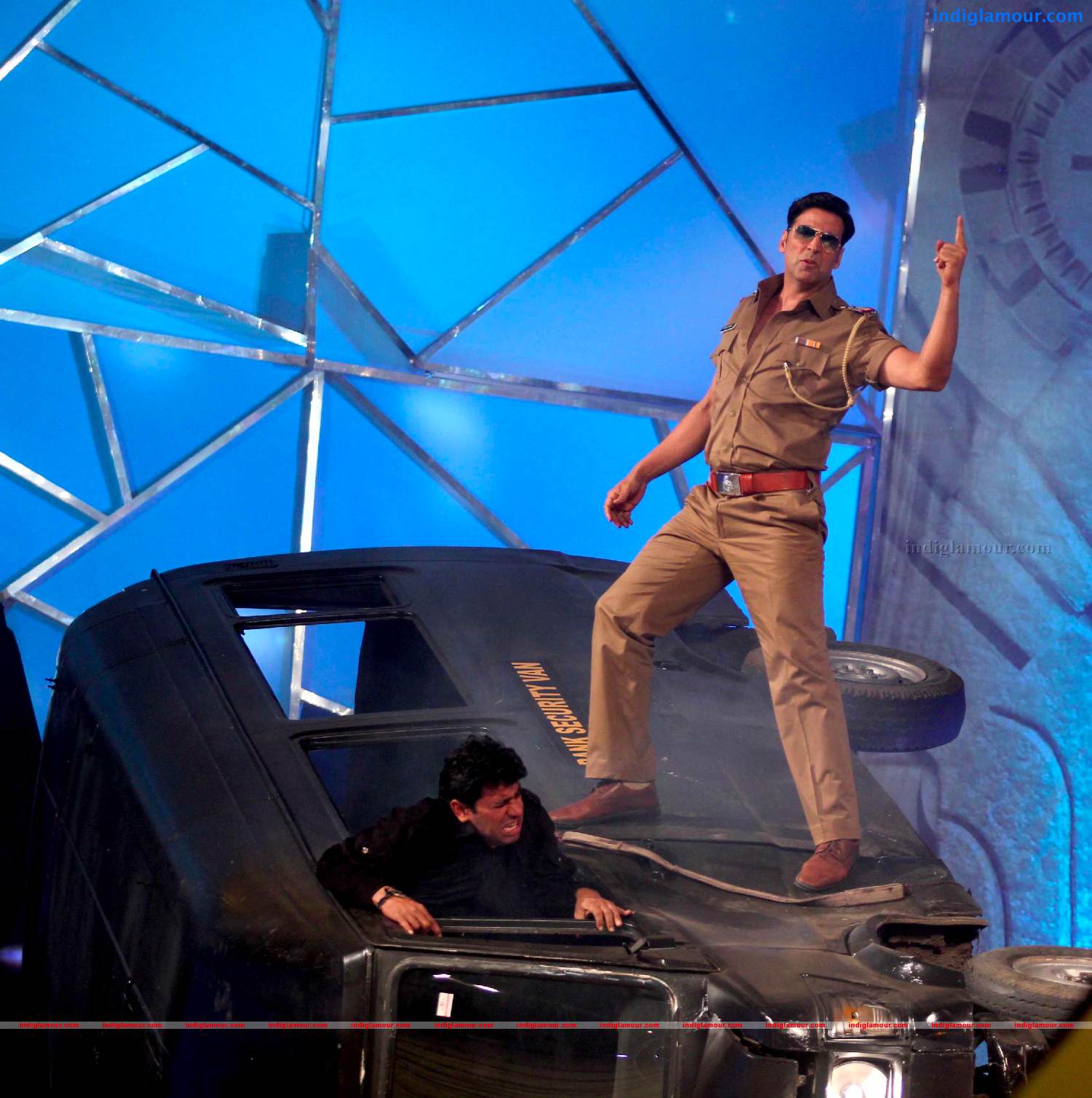 Bollywood Celebs Salute Mumbai Police At Umang 2013 Event hd photo