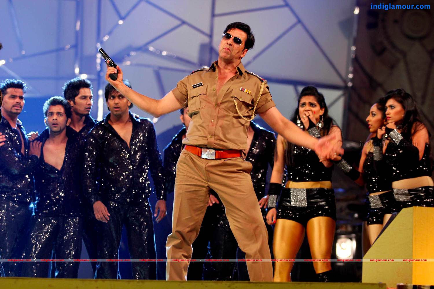 Bollywood Celebs Salute Mumbai Police At Umang 2013 Event hd photo