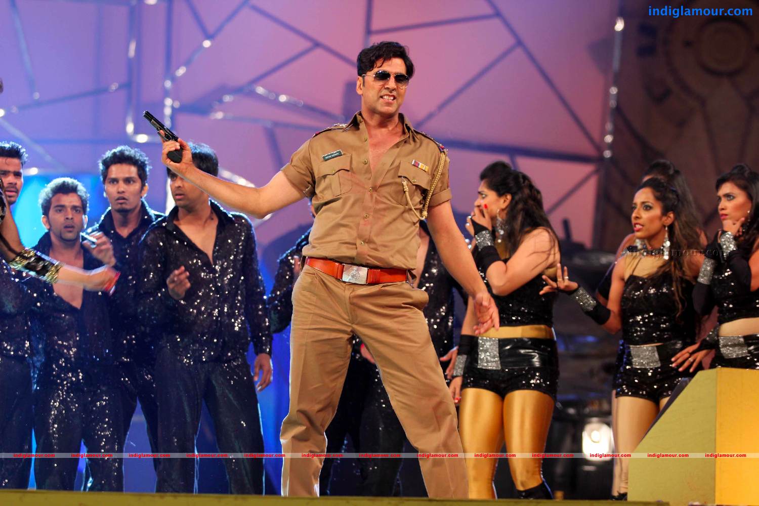 Bollywood Celebs Salute Mumbai Police At Umang 2013 Event hd photo