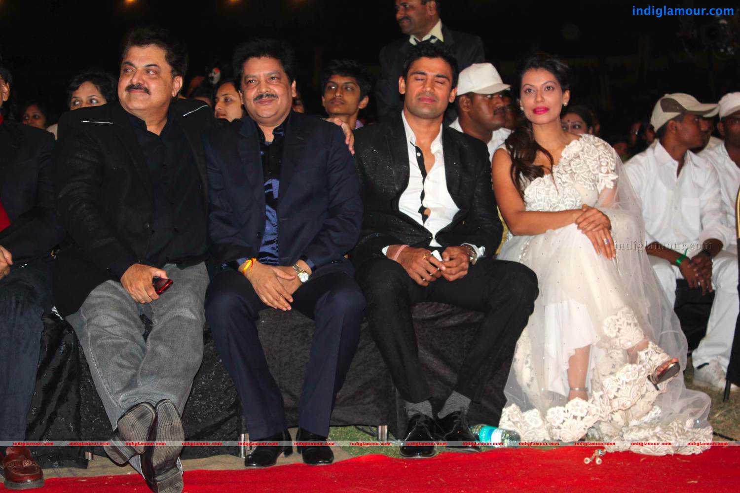 Bollywood Celebs Salute Mumbai Police At Umang 2013 Event hd photo