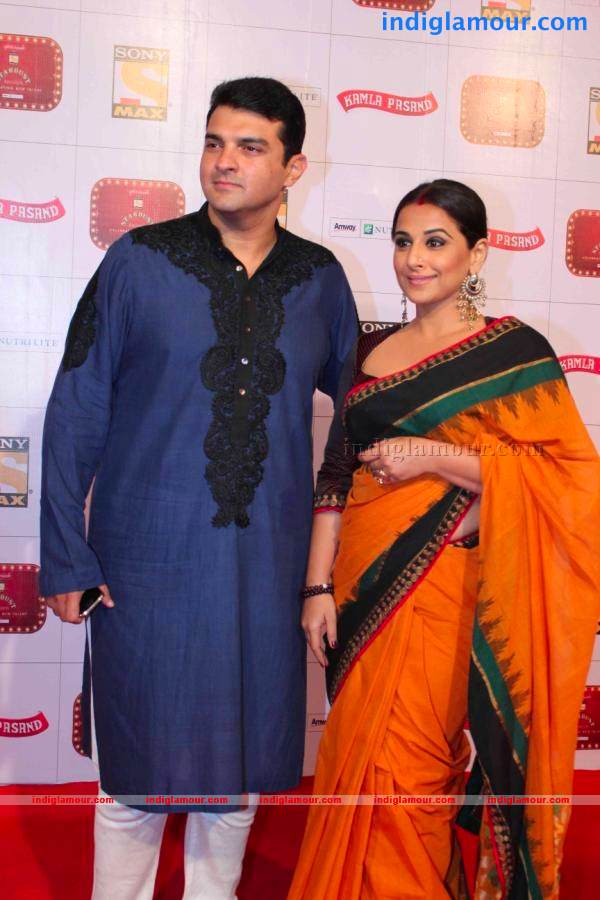 On The Red Carpet At Stardust Awards 2013 Event hd photo