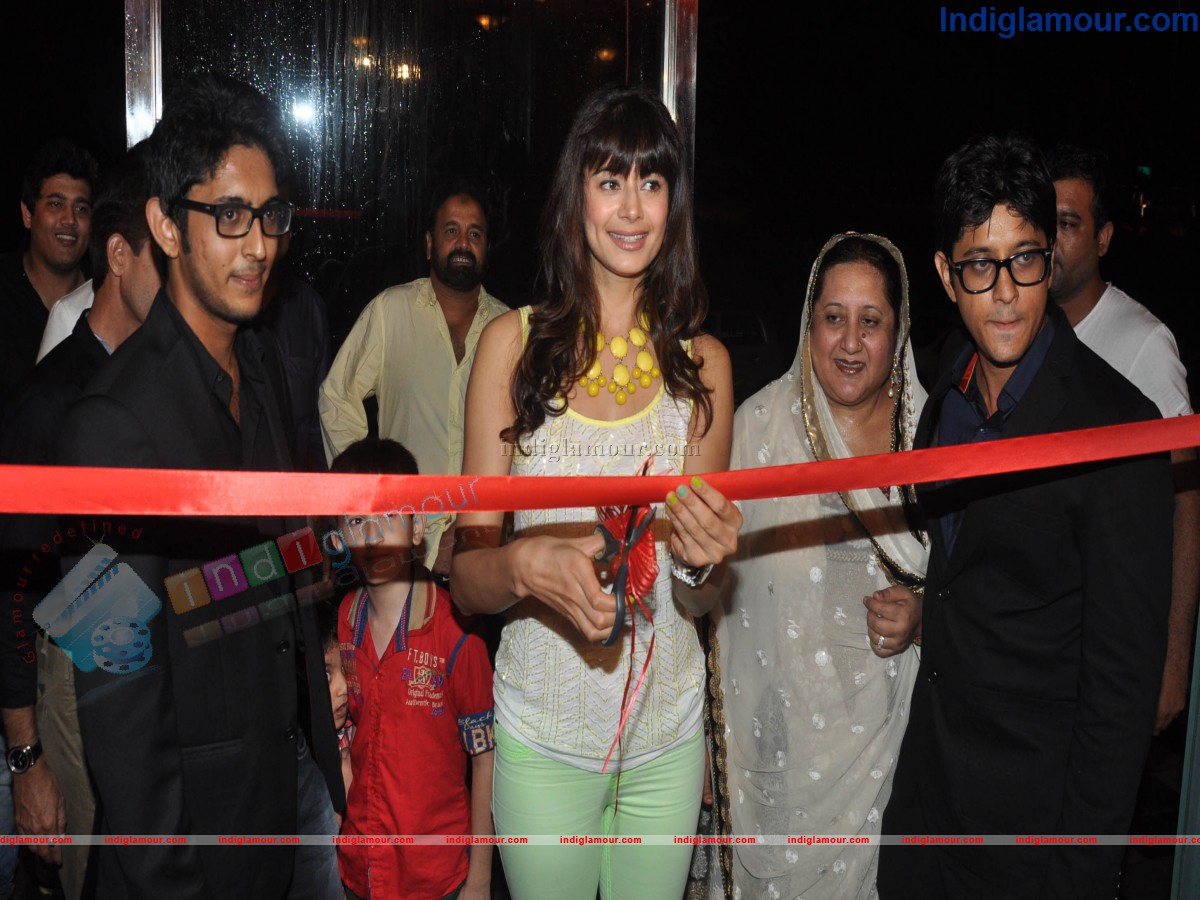 Pooja Batra Launch Yokosizzlers Restaurant Event hd photo