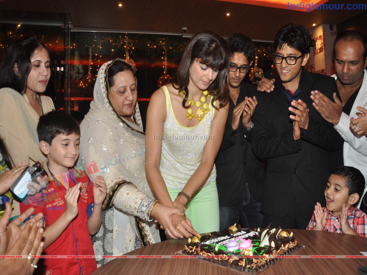 Pooja Batra Launch Yokosizzlers Restaurant Event hd photo