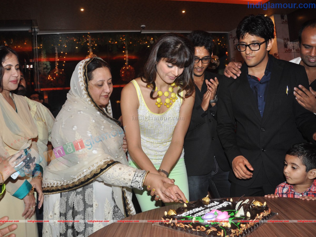 Pooja Batra Launch Yokosizzlers Restaurant Event hd photo