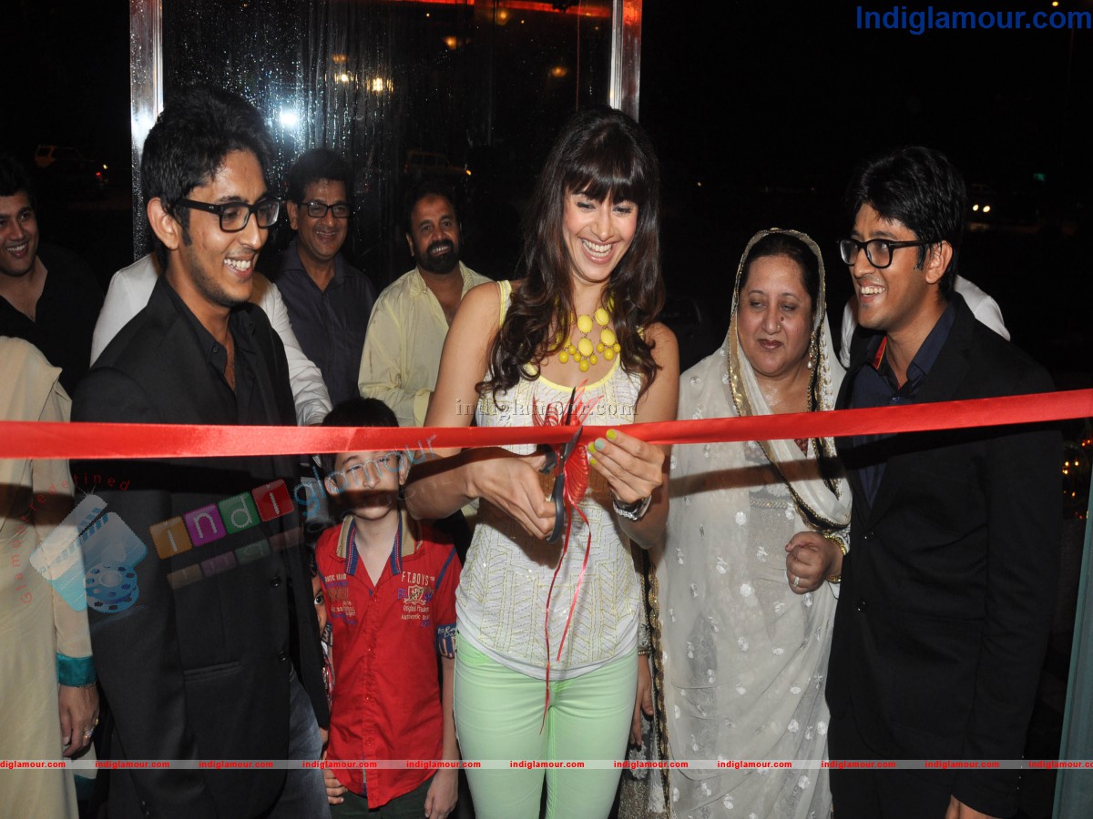 Pooja Batra Launch Yokosizzlers Restaurant Event hd photo