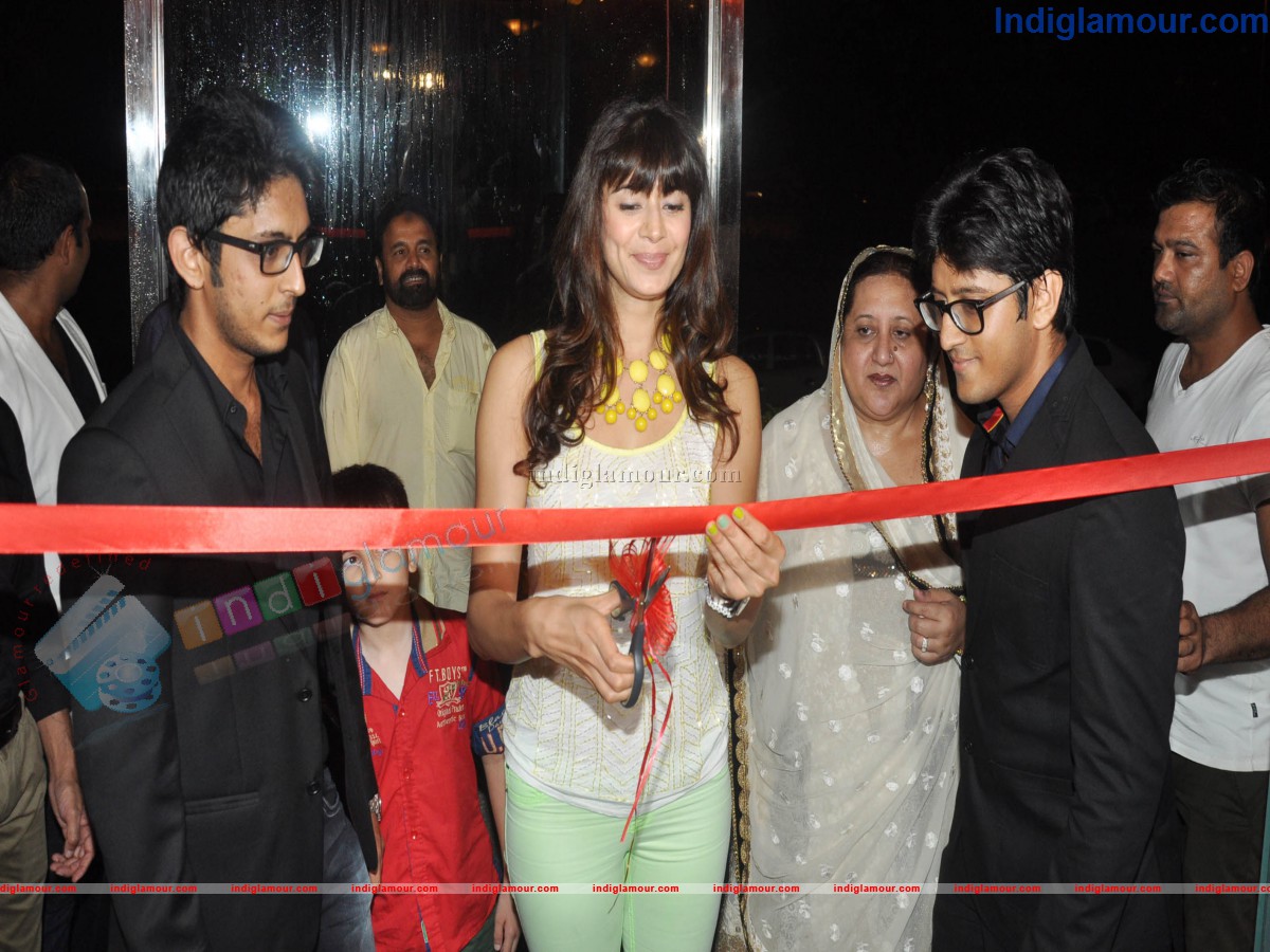 Pooja Batra Launch Yokosizzlers Restaurant Event hd photo