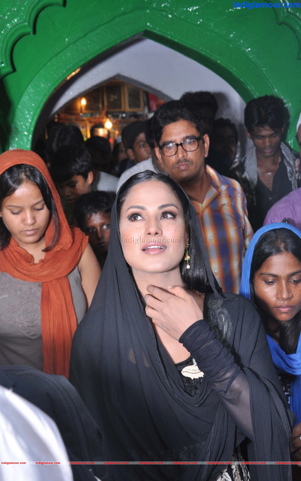 Veena Malik Offers Prayer for Her Close Friend and Family Event hd photo