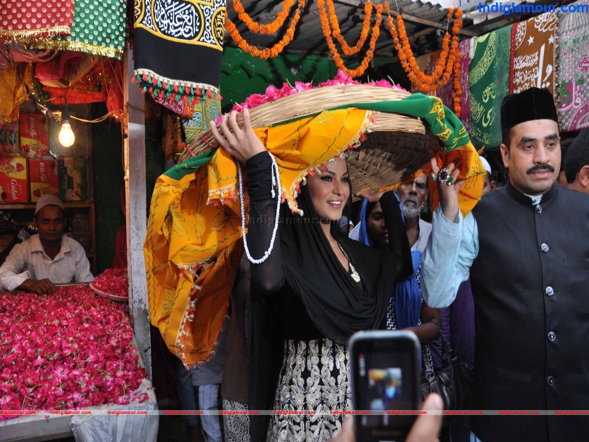 Veena Malik Offers Prayer for Her Close Friend and Family Event hd photo