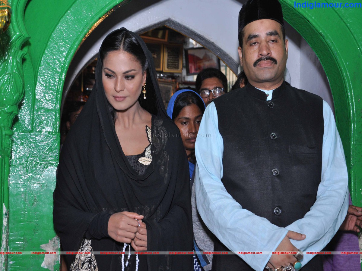 Veena Malik Offers Prayer for Her Close Friend and Family Event hd photo