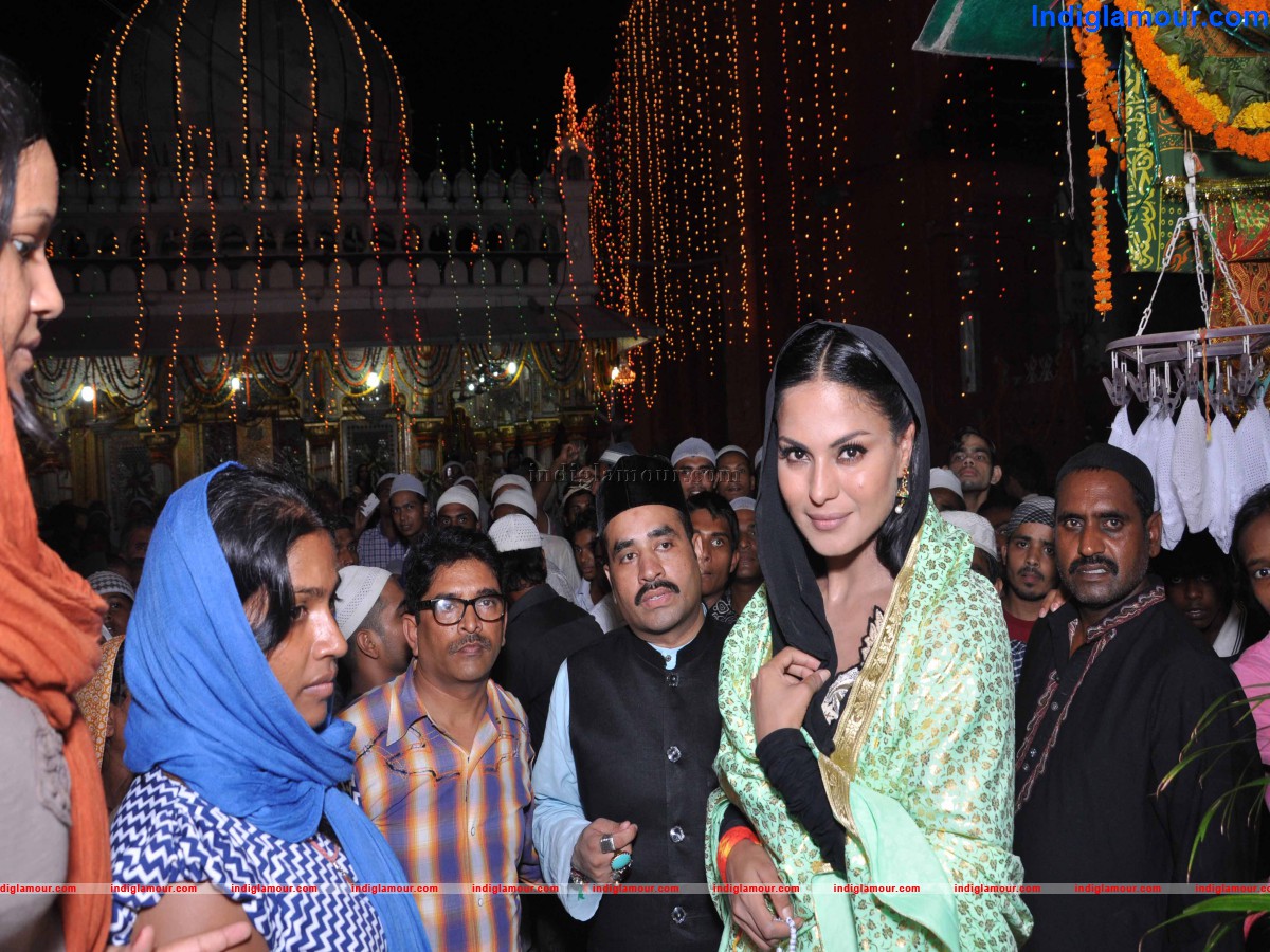 Veena Malik Offers Prayer for Her Close Friend and Family Event hd photo