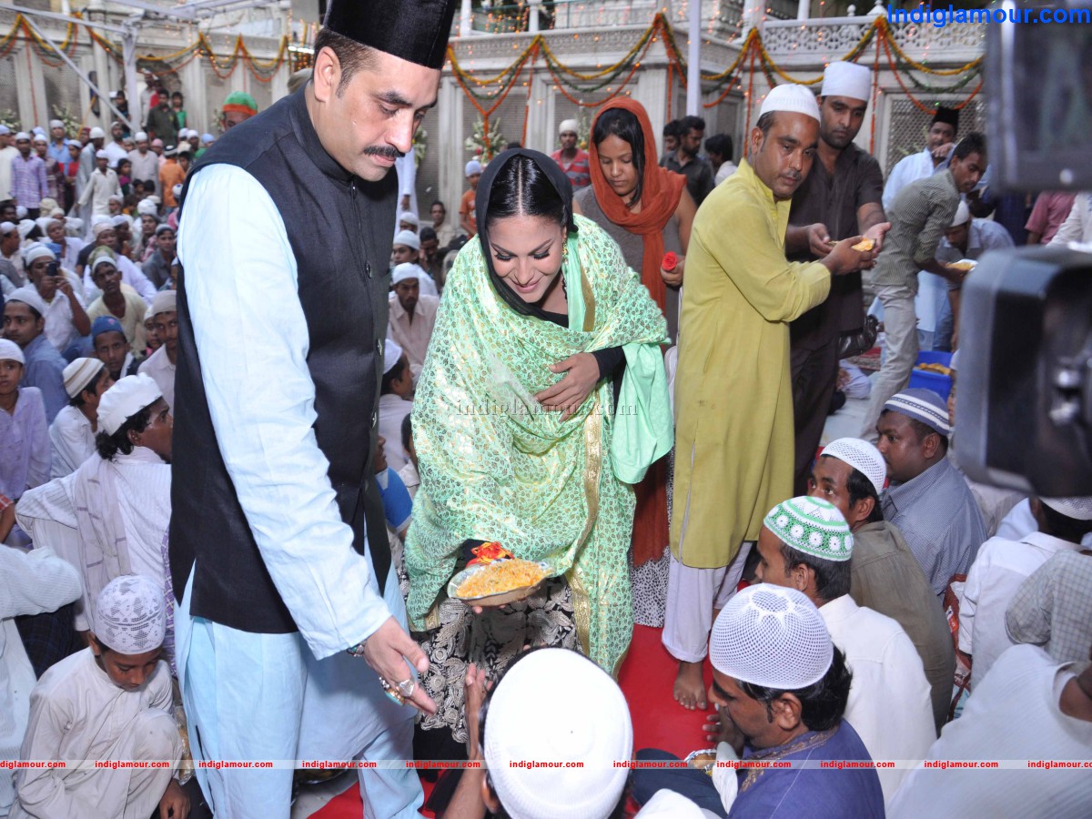Veena Malik Offers Prayer for Her Close Friend and Family Event hd photo
