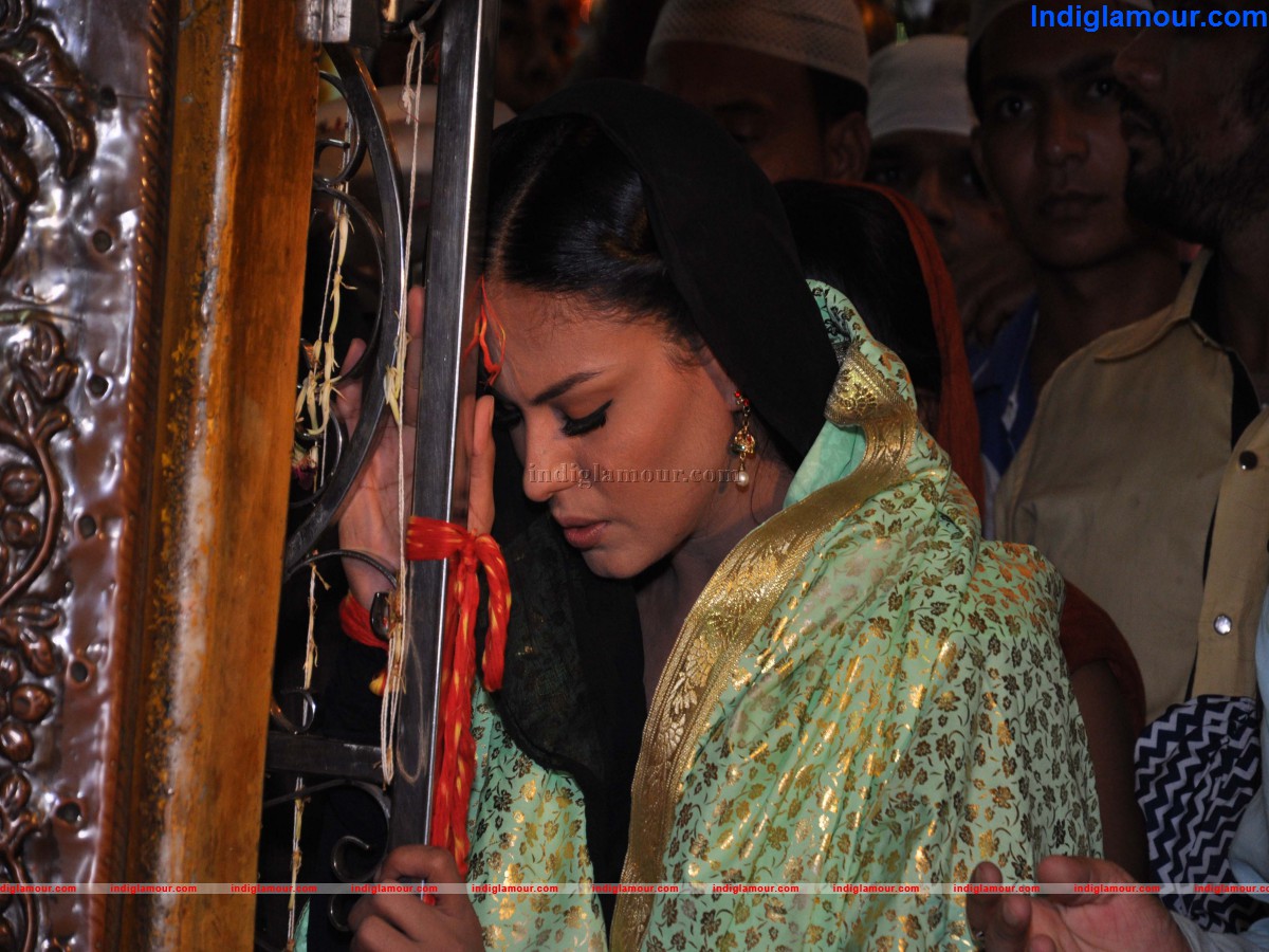 Veena Malik Offers Prayer for Her Close Friend and Family Event hd photo