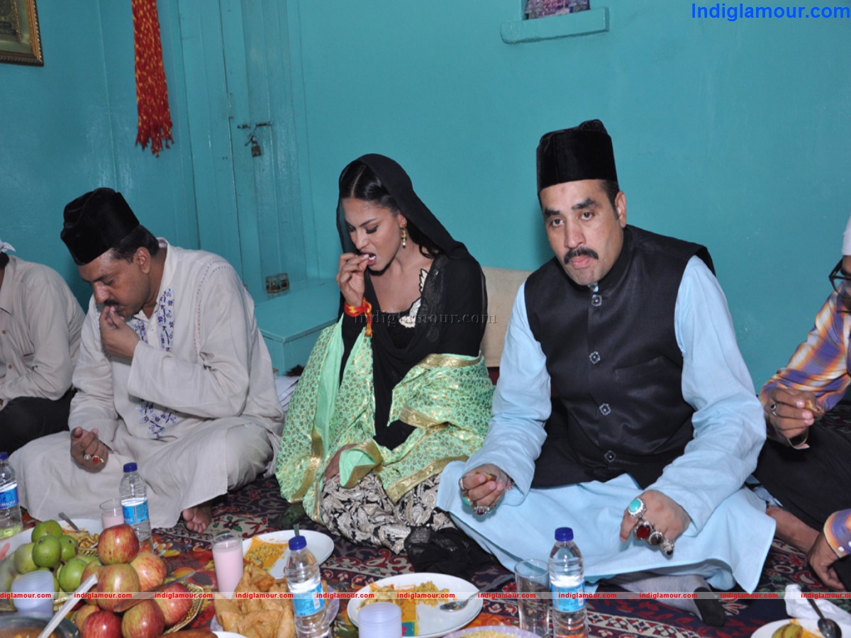 Veena Malik Offers Prayer for Her Close Friend and Family Event hd photo
