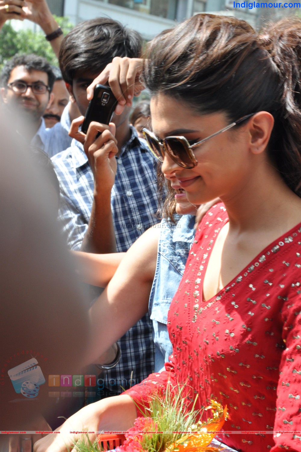 Deepika Padukone at Sidhivinayak Temple Event hd photo